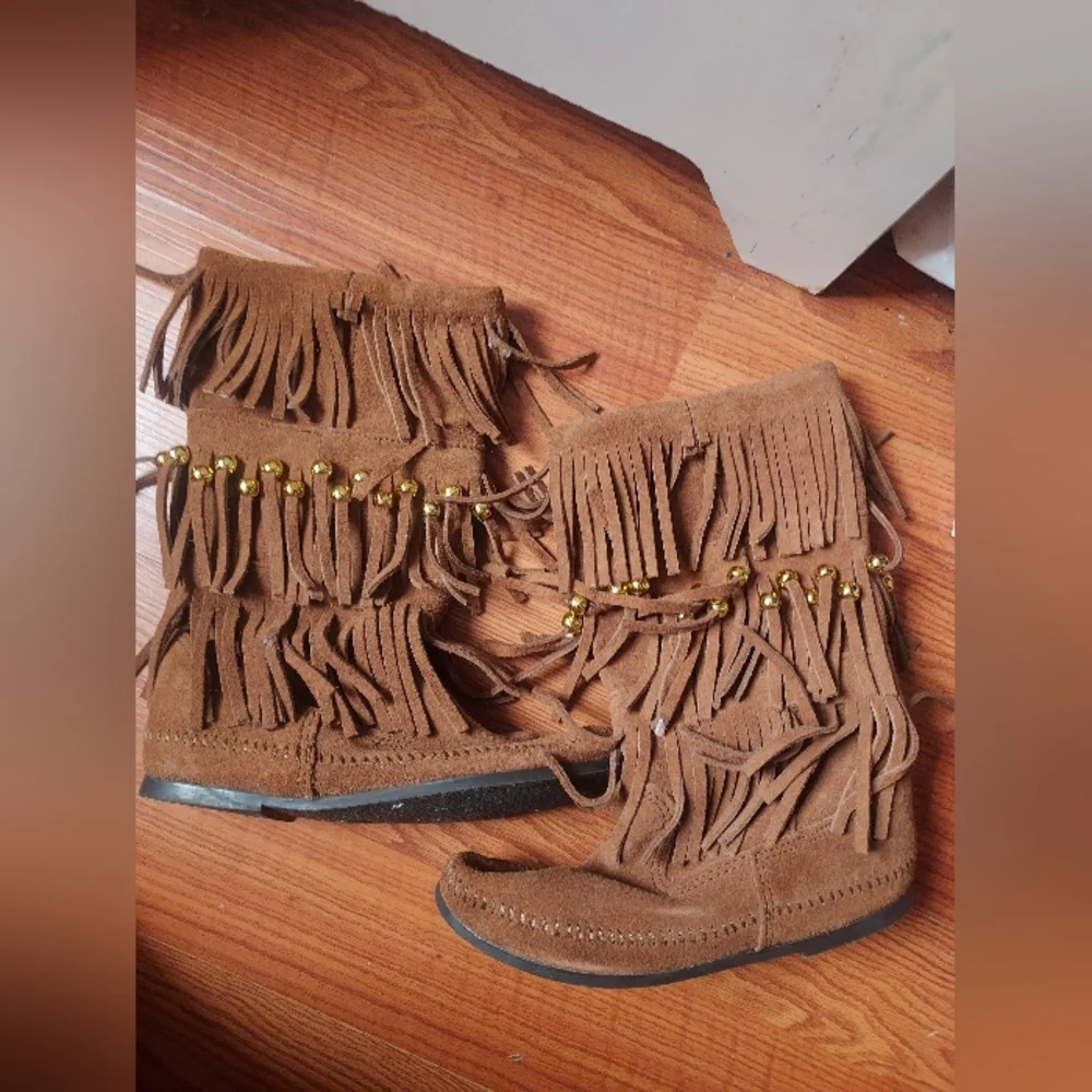 Minnetonka Boots - Picture 8 of 12